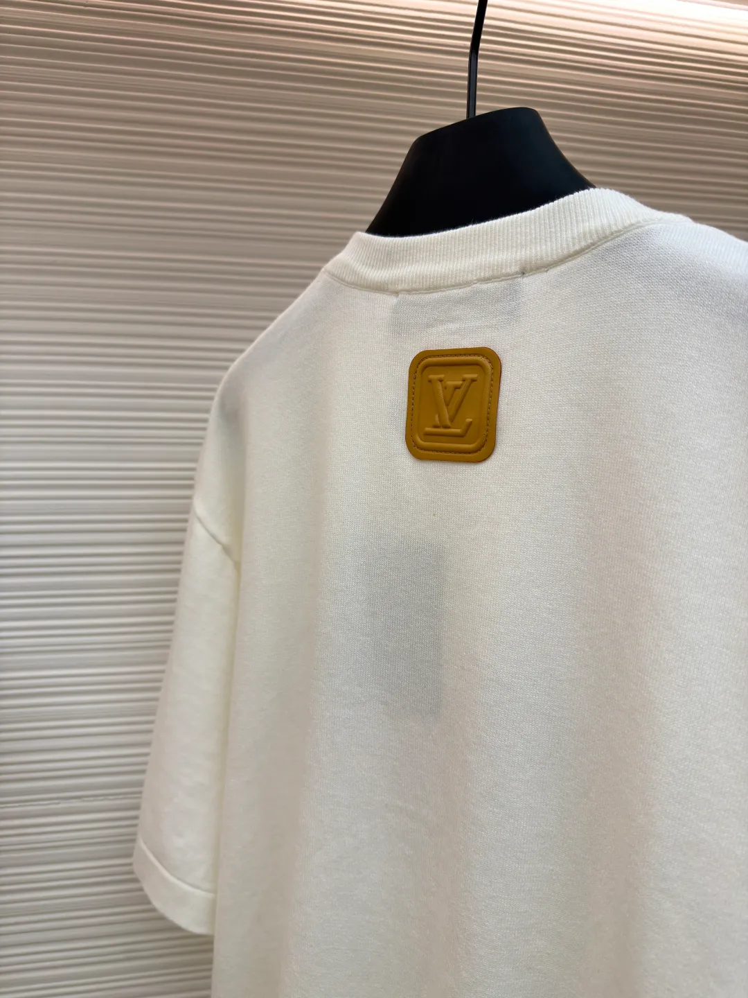 LOUIS VUITTON patched logo short sleeves ●Authentic product: purchased and developed at 9350 ●Item number: 1680944-A65 ●Fabric: high-quality fine cotton yarn ●Technology: wool washed ●Version: fitted version ●Weight: about 365 grams ●Size: The overall routing is straight and delicate, the fabric is comfortable and soft, the color is consistent and there is no color difference, it can be matched with the same style to create a fashionable look, and can be used in various occasions, customized accessories, complete with three standards, the same style for men and women!